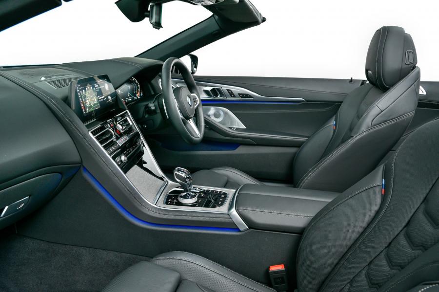 Интерьер BMW M850i xDrive Convertible (G14) 2019 года  (ZA) (фото 27 из 40)